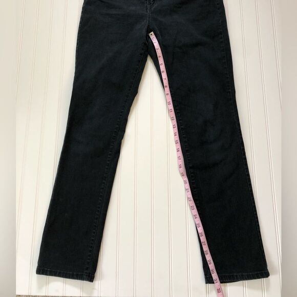 Levi’s Black Jeans with Detailing on the Back Pockets - Picture 8 of 10